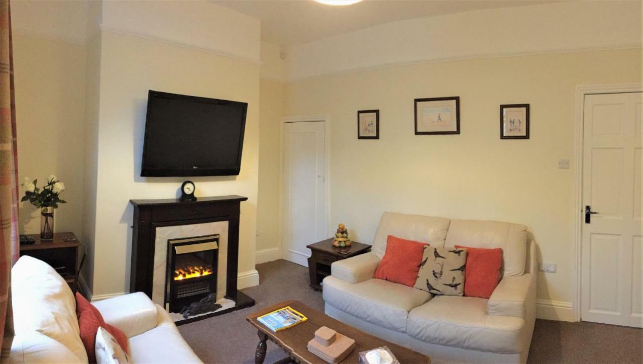 Browns Holiday Cottage Filey Bagian luar foto