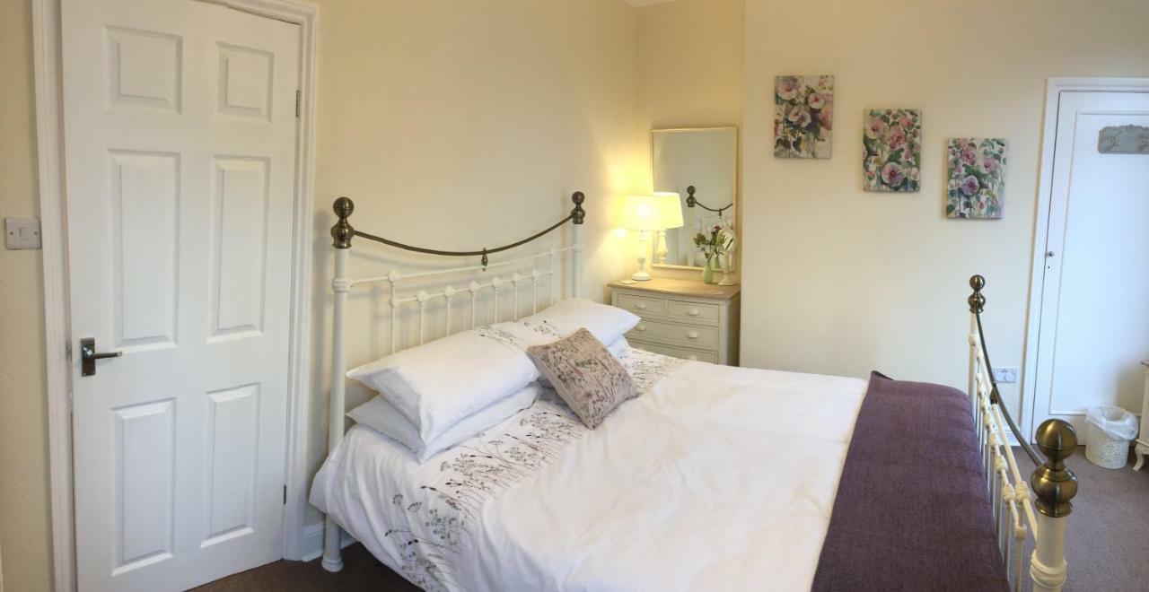 Browns Holiday Cottage Filey Bagian luar foto
